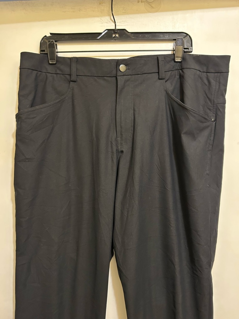 Lululemon Men's Like New Black Straight Leg Casual Stretch Pants, Size 40/31 - Picture 2 of 8